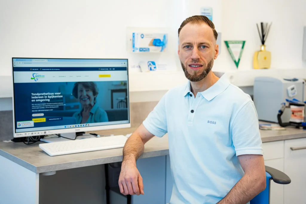 Tandprotheticus Sasa levert kunstgebitten aan huis