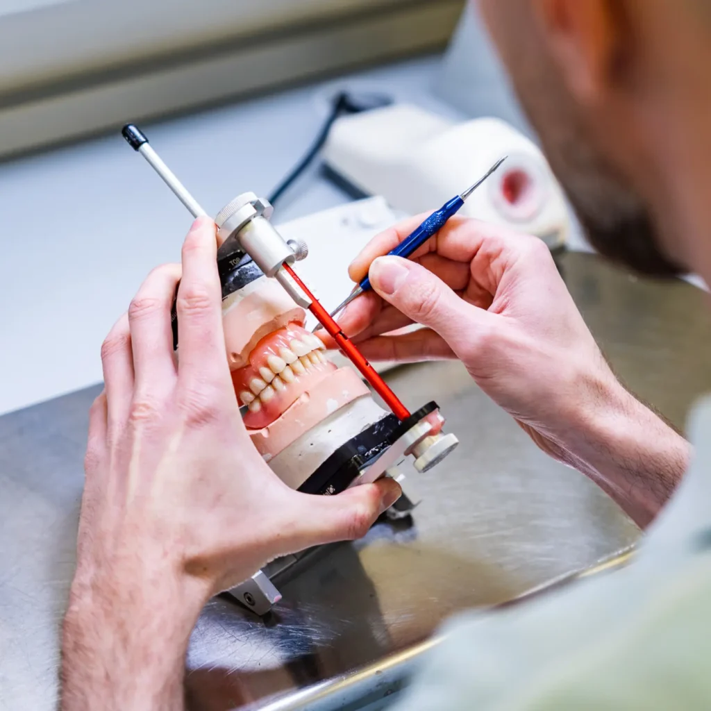 Tandprotheticus maakt stuk kunstgebit in Spijkennisse