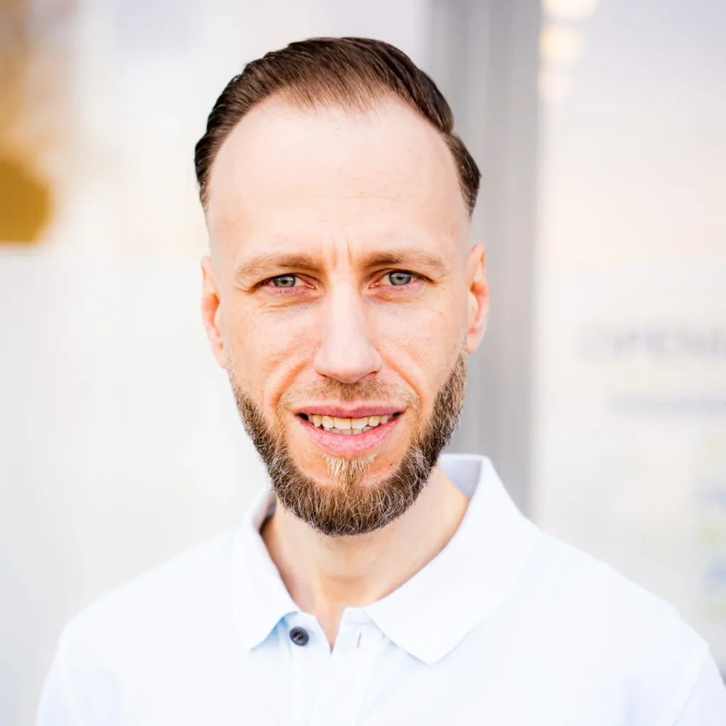 Tandprotheticus Sasa Habibic geeft uitleg over kunstgebit en kosten kunstgebit